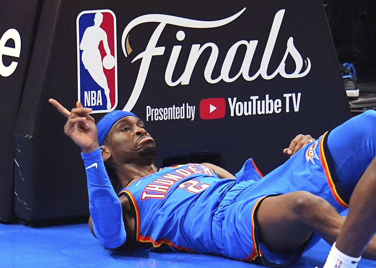 🤙比肩乔丹！SGA成为第二位在季后赛单场砍下30+10+4的后卫