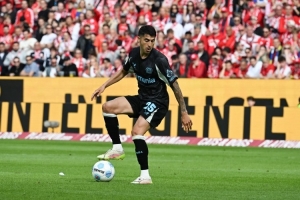 记者:药厂仍在等吉达国民报价帕拉西奥斯 若推迟将考虑英超的报价