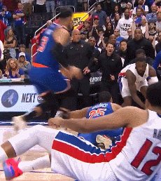 星空体育APP-明目张胆？尼克斯连续两年季后赛被裁判“保送”胜利